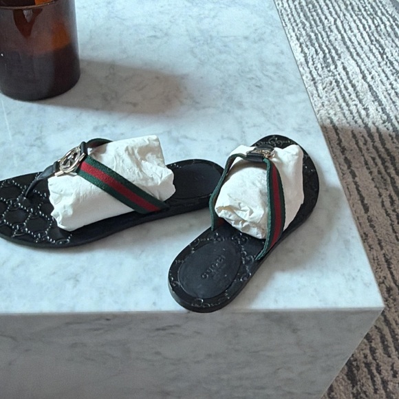 Gucci Black Leather Thong Sandal with Green-Red Web and Gold GG - Picture 4 of 4
